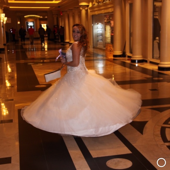 Wedding gown - Picture 1 of 8